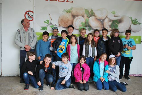 Die Schüler der Christophorus-Grundschule in Betzdorf mit BDC-Pilzbotschafter Peter Marseille in Leichlingen.