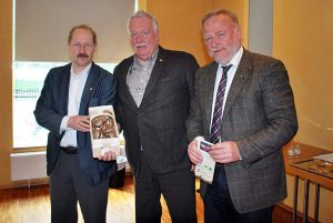 Dr. Behr nimmt ein Körbchen mit den begehrten braunen Champignons als Dankeschön aus den Händen vom BDC-Vorsitzenden Michael Schattenberg und Geschäftsführer Jochen Winkhoff gern an – von links nach rechts. 
